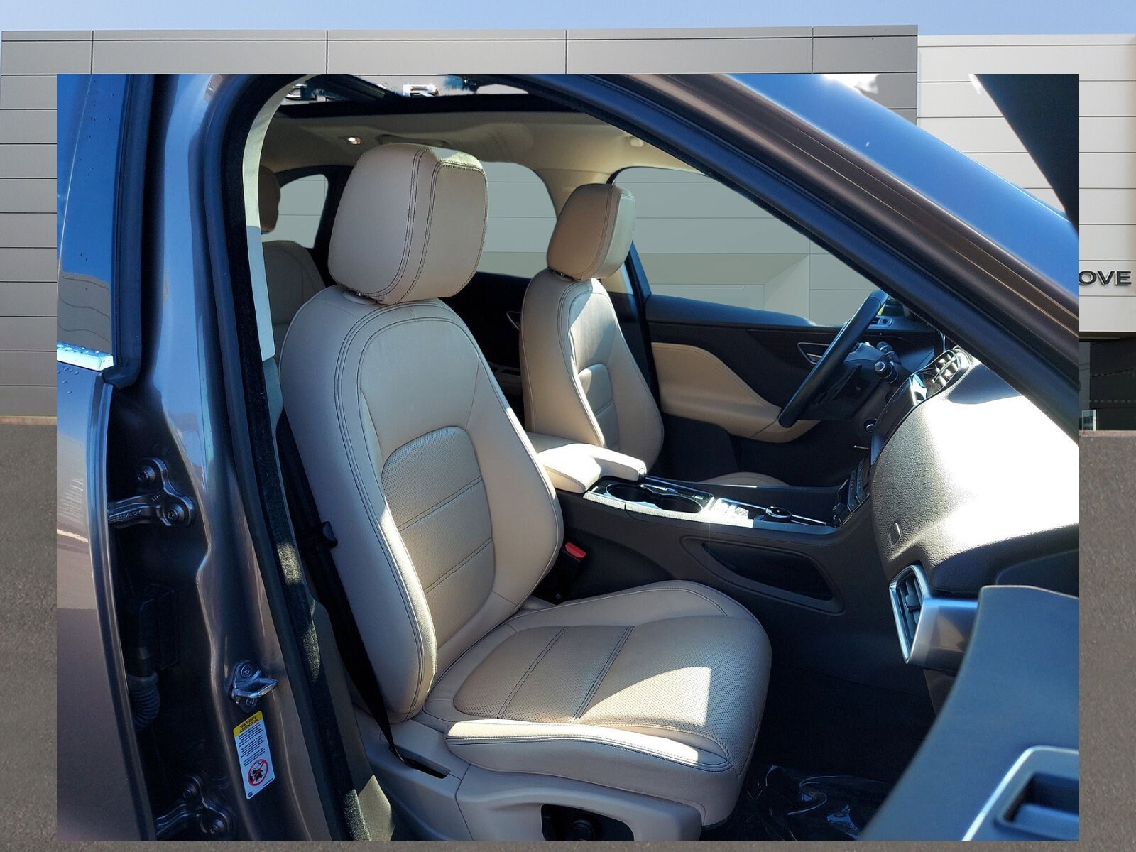 2017 Jaguar F-PACE Prestige photo 2