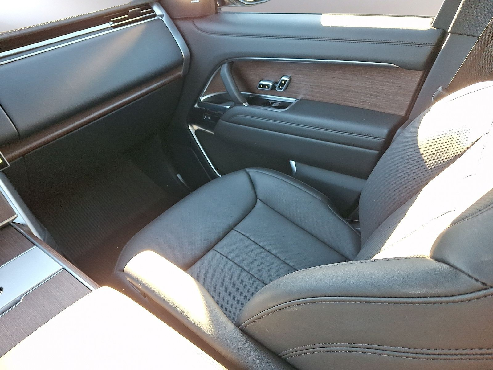 Used 2025 Land Rover Range Rover P400 SE SUV
