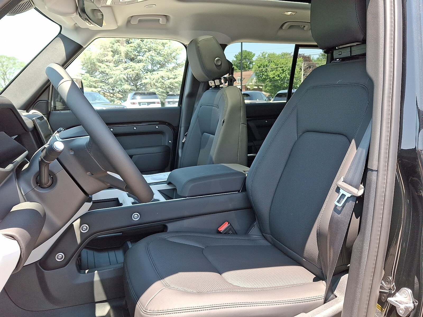 2025 Land Rover Defender 110 photo 3