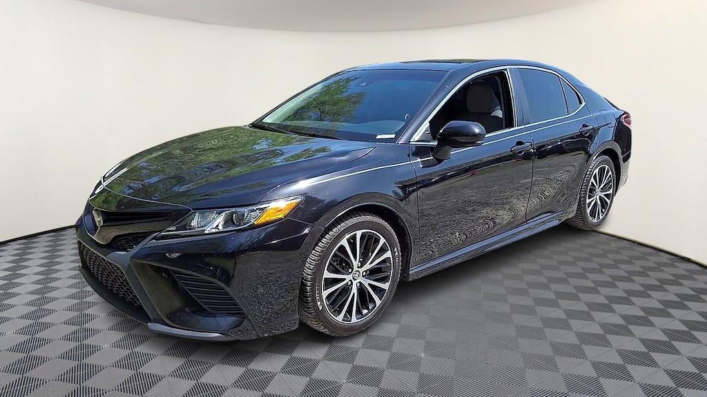 Used 2020 Toyota Camry SE Sedan