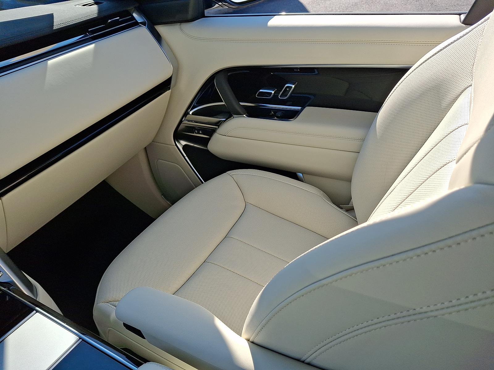 New 2026 Land Rover Range Rover P400 SE Sport Utility