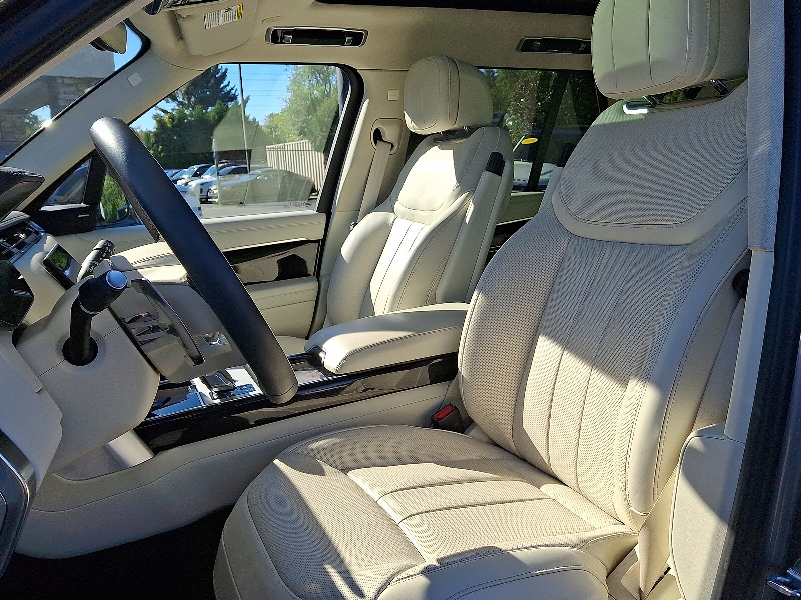 2024 Land Rover Range Rover SE photo 3