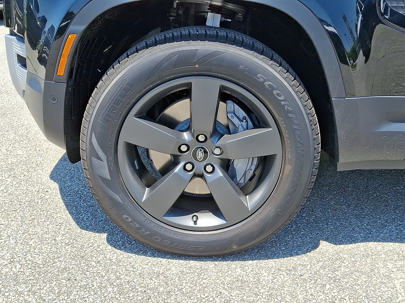 2025 Land Rover Defender 110 photo 2