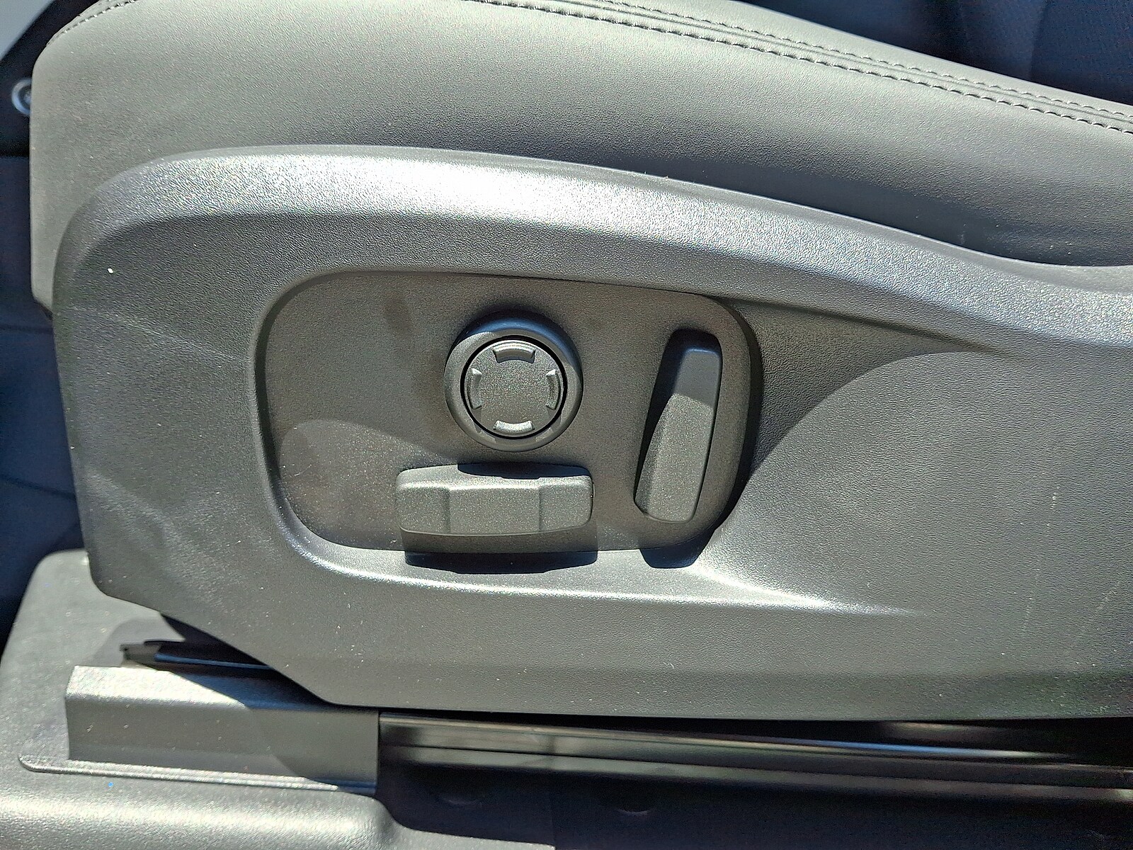 2025 Land Rover Defender 110 photo 4