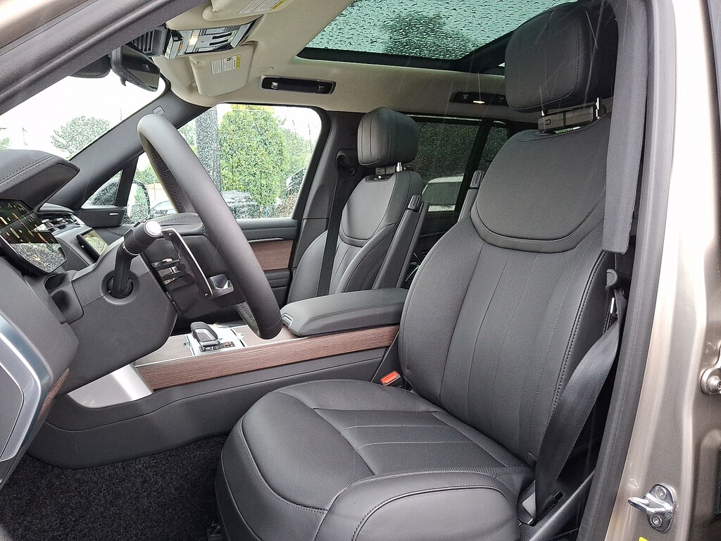 New 2026 Land Rover Range Rover P400 SE Sport Utility