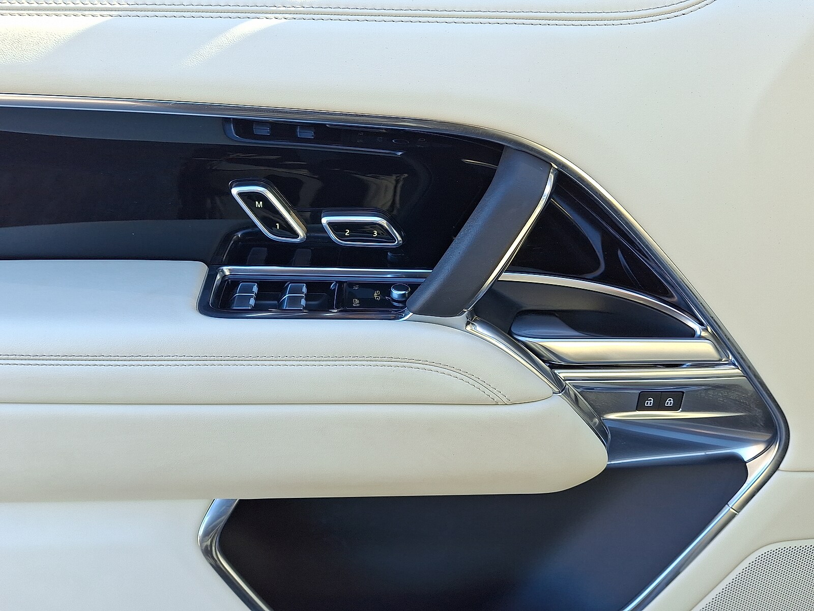 2024 Land Rover Range Rover SE photo 4