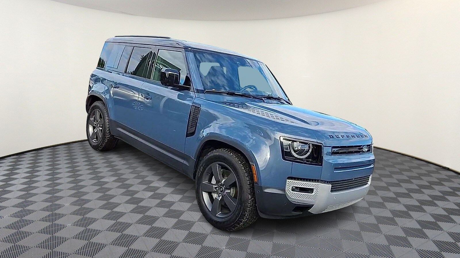 2025 Land Rover Defender 110 S photo 2