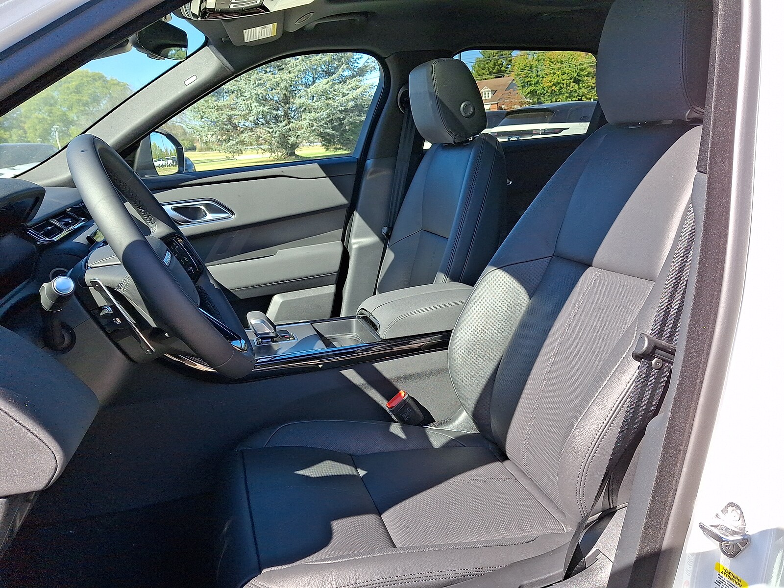 2025 Land Rover Range Rover Velar P400 Dynamic SE photo 3