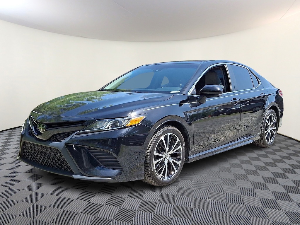 Used 2020 Toyota Camry SE Sedan