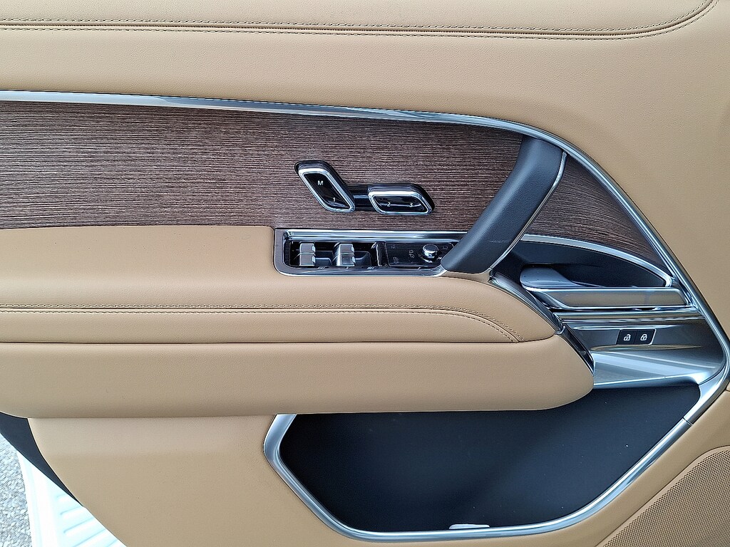 New 2025 Land Rover Range Rover P530 SE Sport Utility