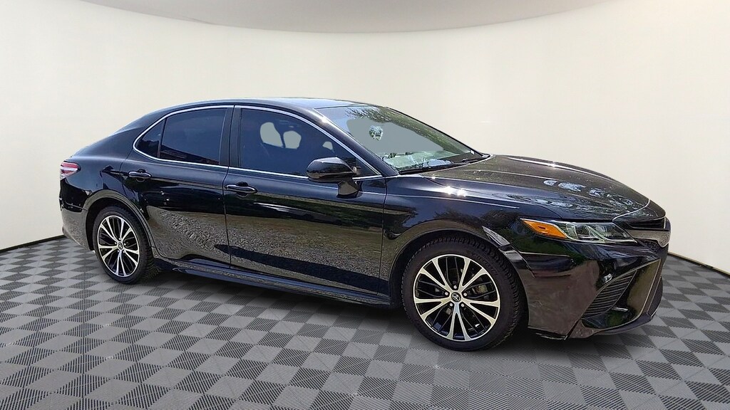 Used 2020 Toyota Camry SE Sedan