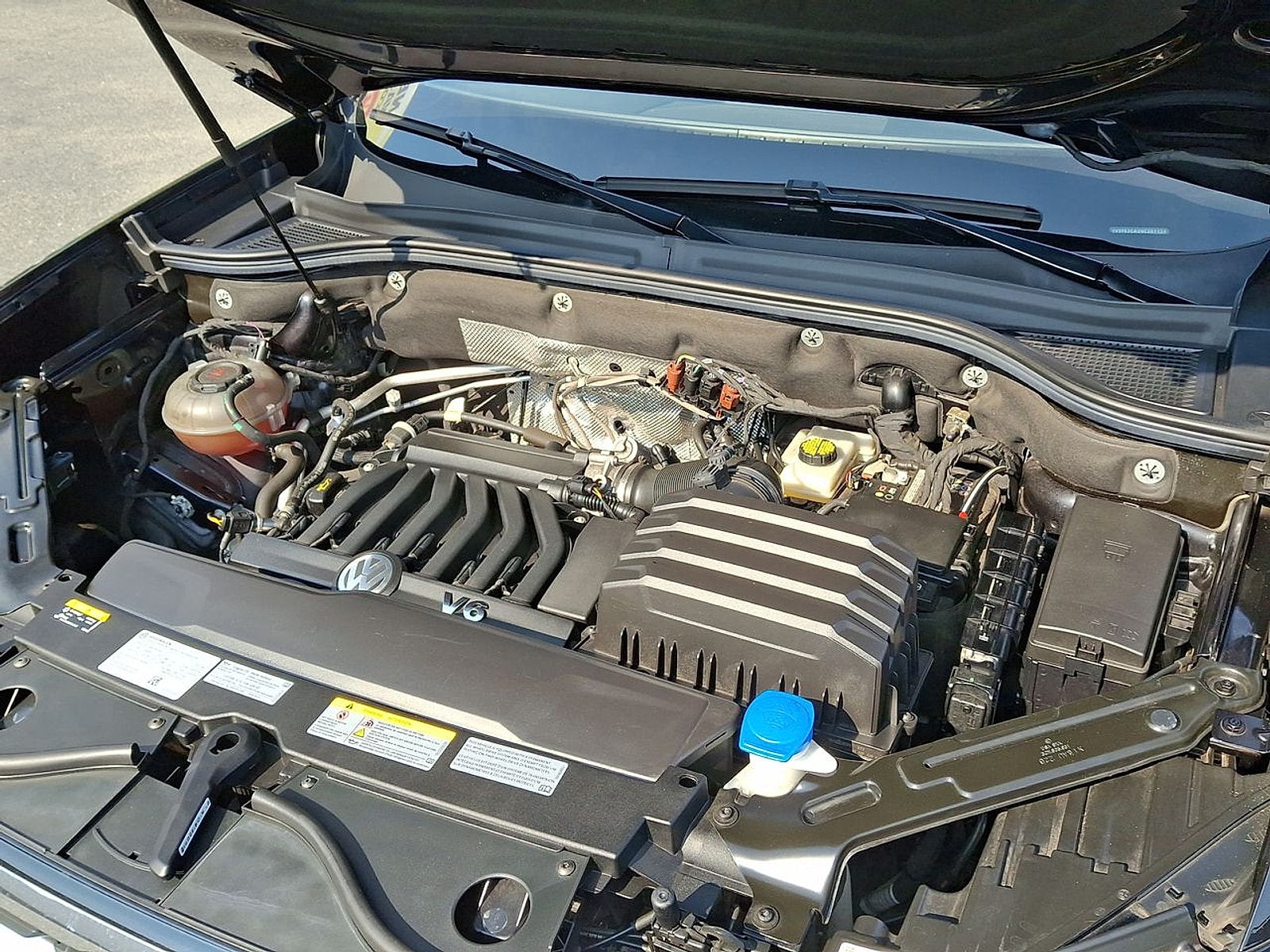 2022 Volkswagen Atlas Cross Sport V6 SEL Premium R-Line photo 3