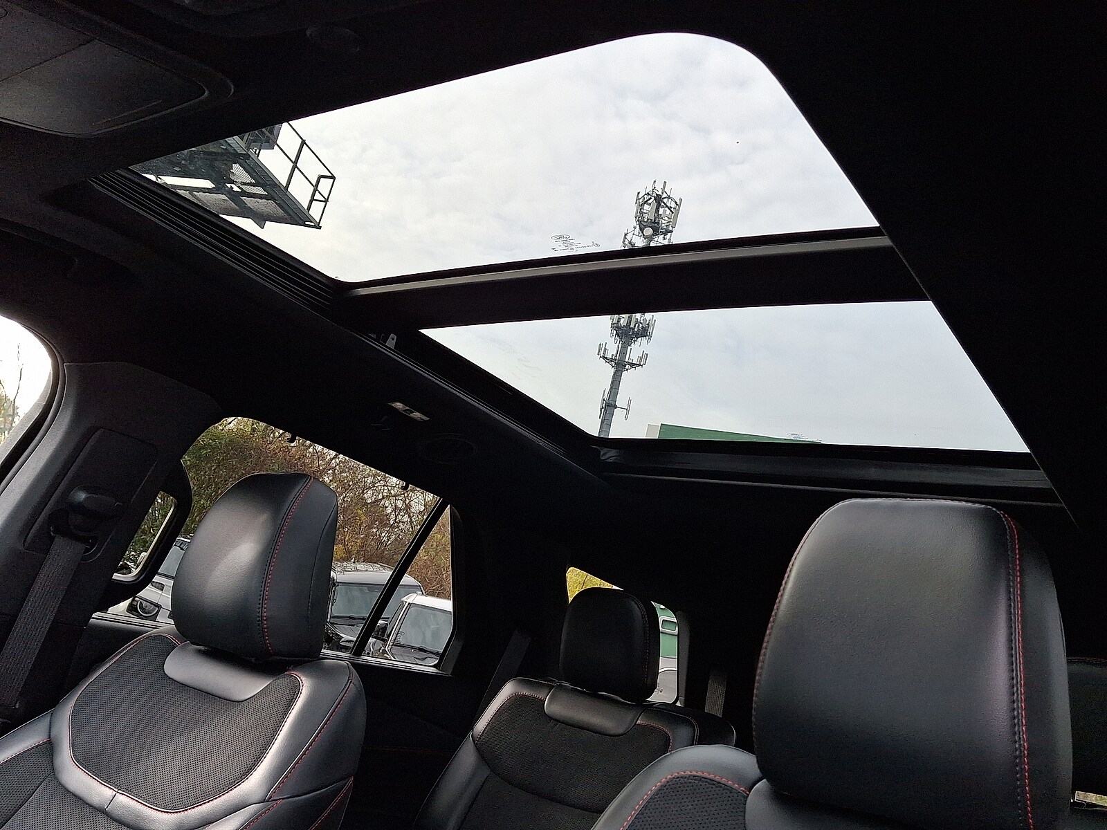 2025 Ford Explorer ST photo 4