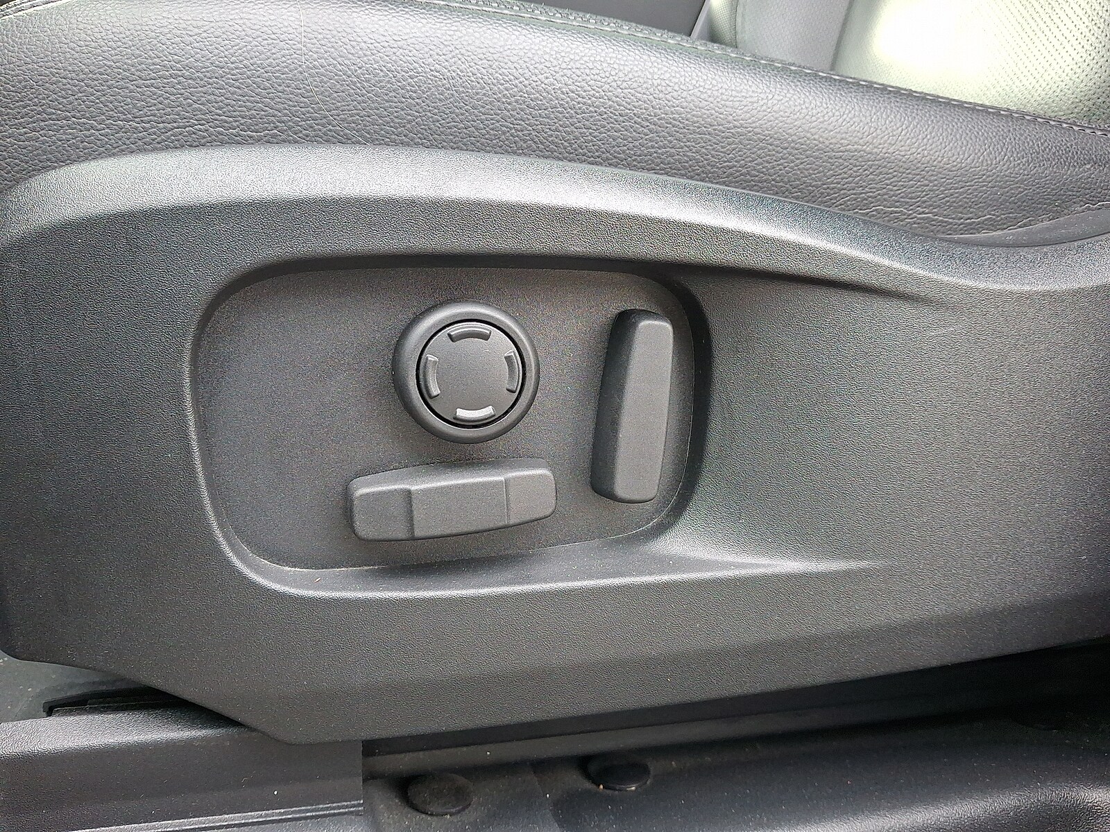 2023 Land Rover Defender 110 X-Dynamic SE photo 4