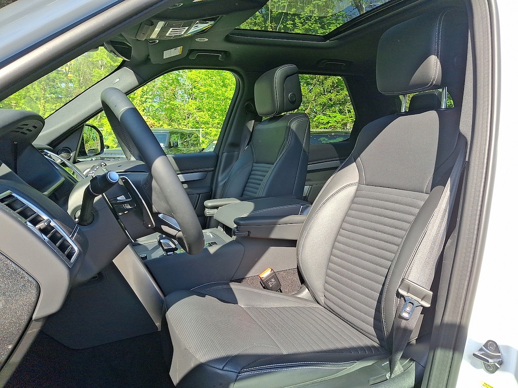 Certified 2025 Land Rover Discovery P300 Dynamic SE SUV