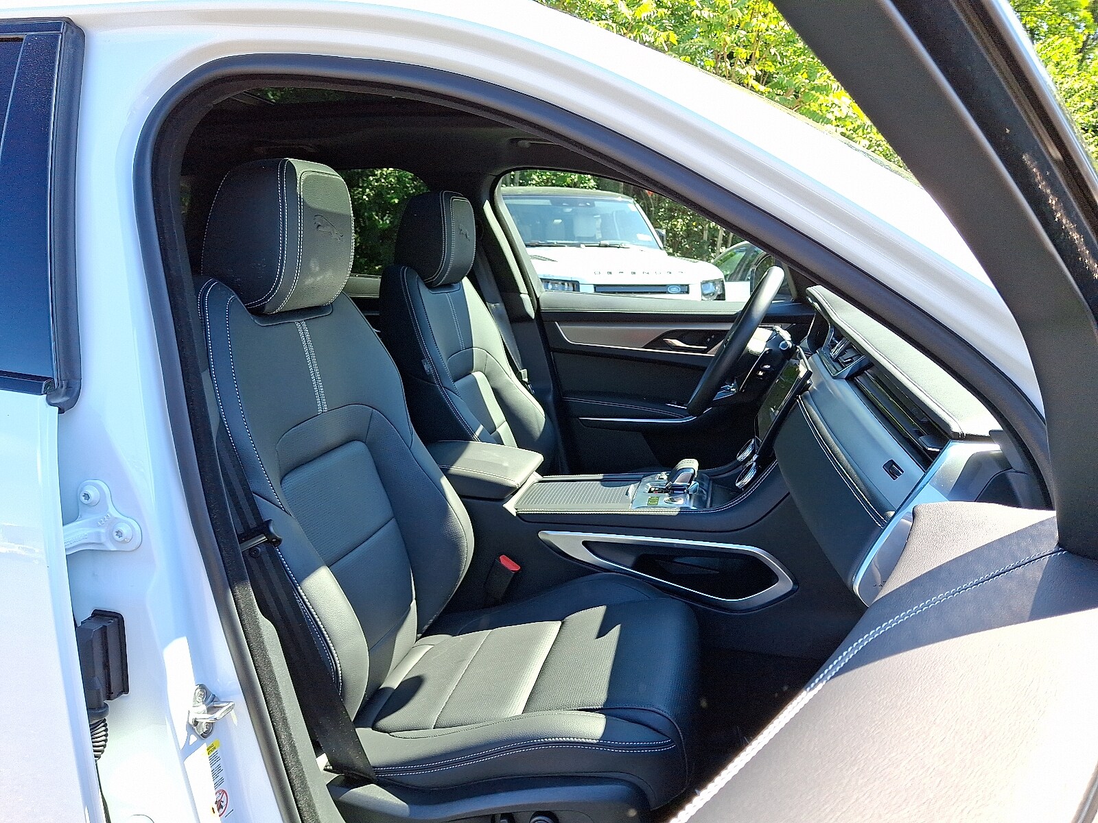 2025 Jaguar F-PACE R-Dynamic S P250 photo 3