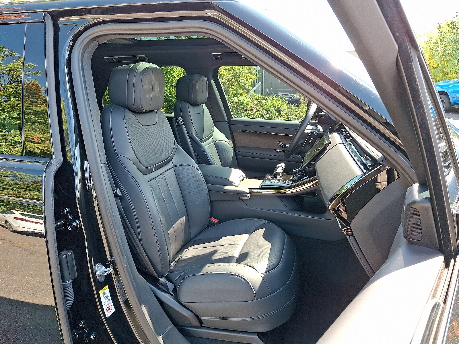 2023 Land Rover Range Rover Sport SE photo 3