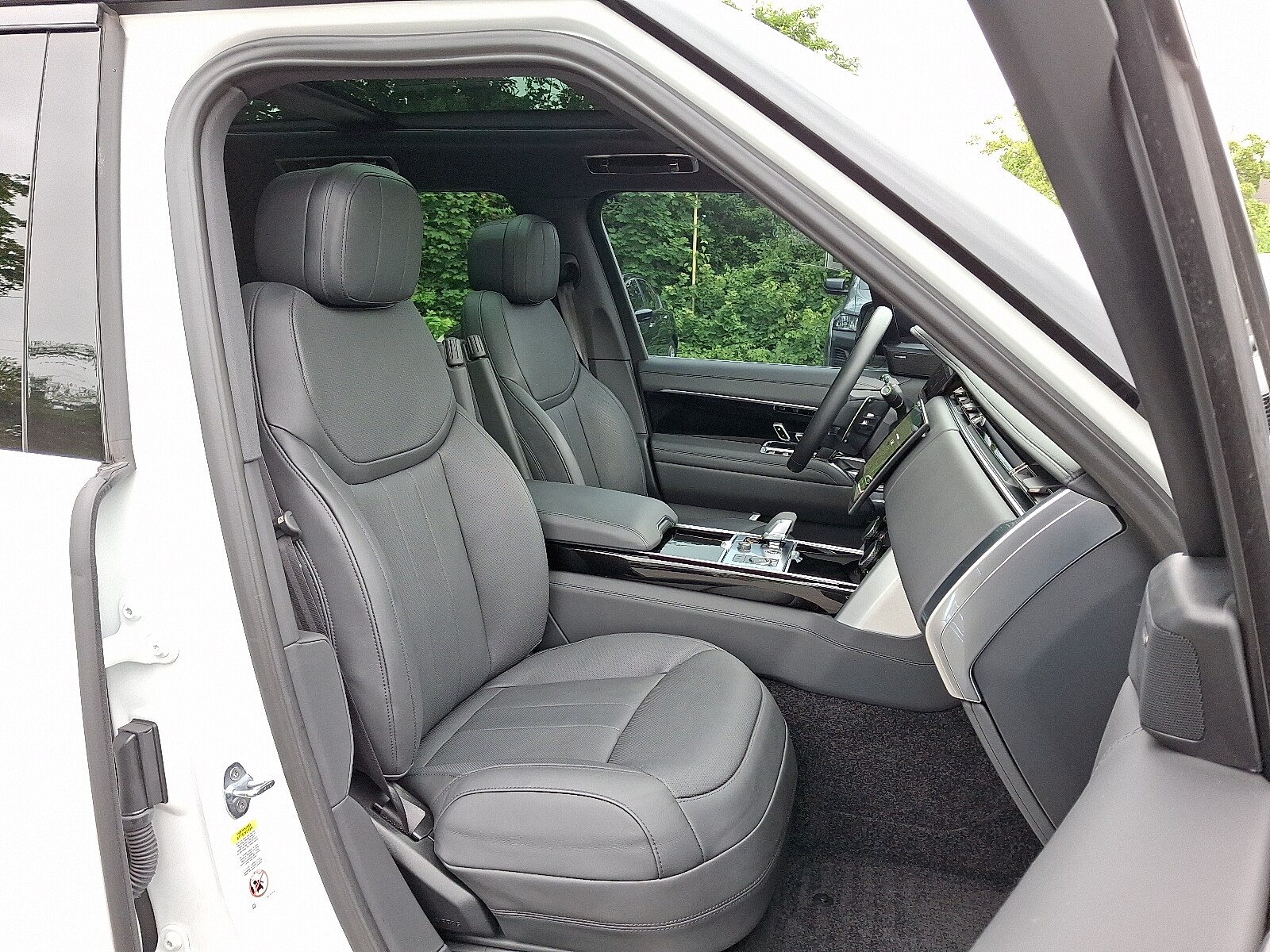 2023 Land Rover Range Rover SE photo 3