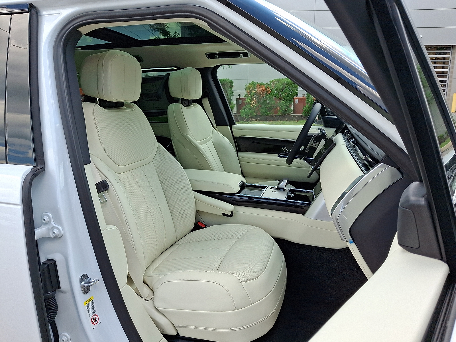 New 2026 Land Rover Range Rover P400 SE Sport Utility