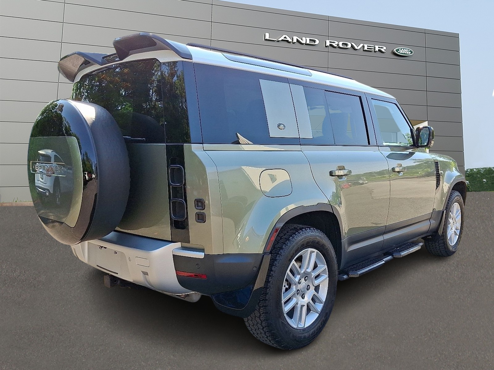 2024 Land Rover Defender 110 photo 2
