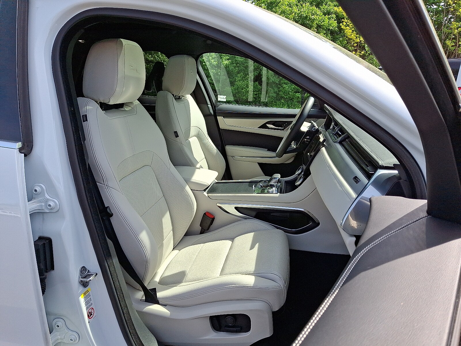 2025 Jaguar F-PACE R-Dynamic S P250 photo 3