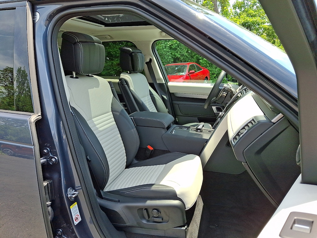 Certified 2025 Land Rover Discovery P360 Dynamic SE Sport Utility