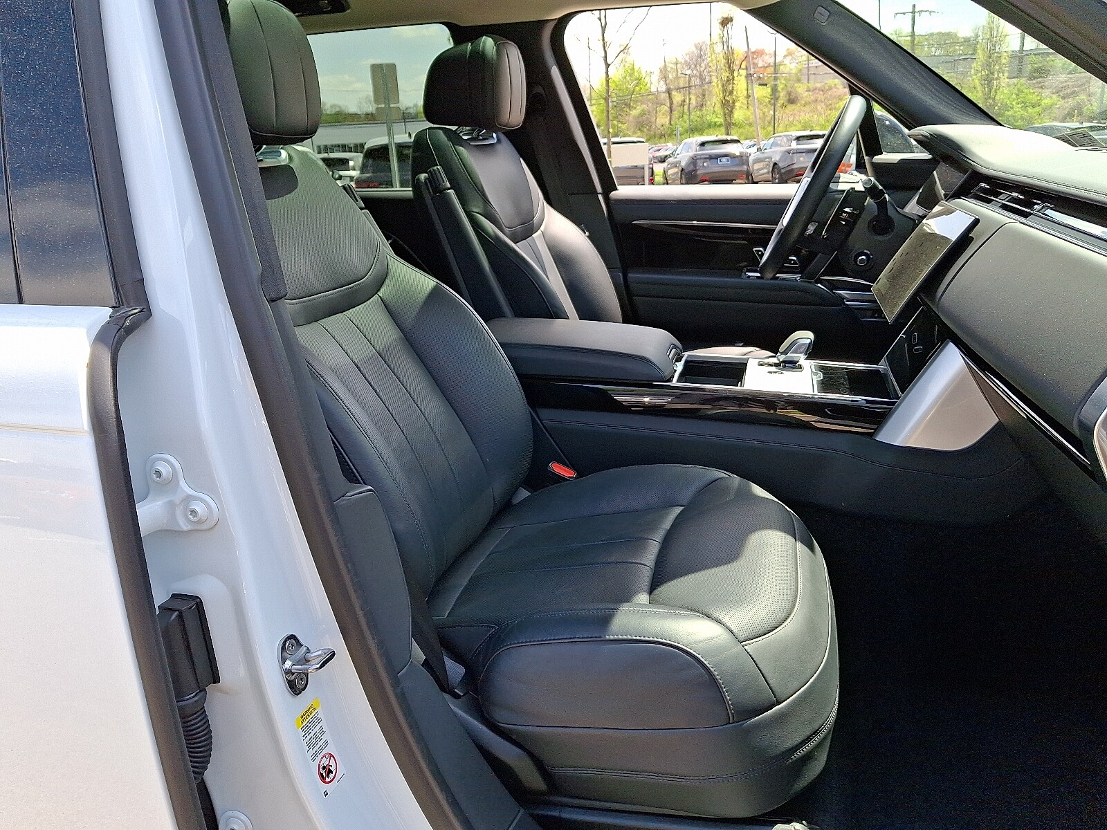 2024 Land Rover Range Rover SE photo 3
