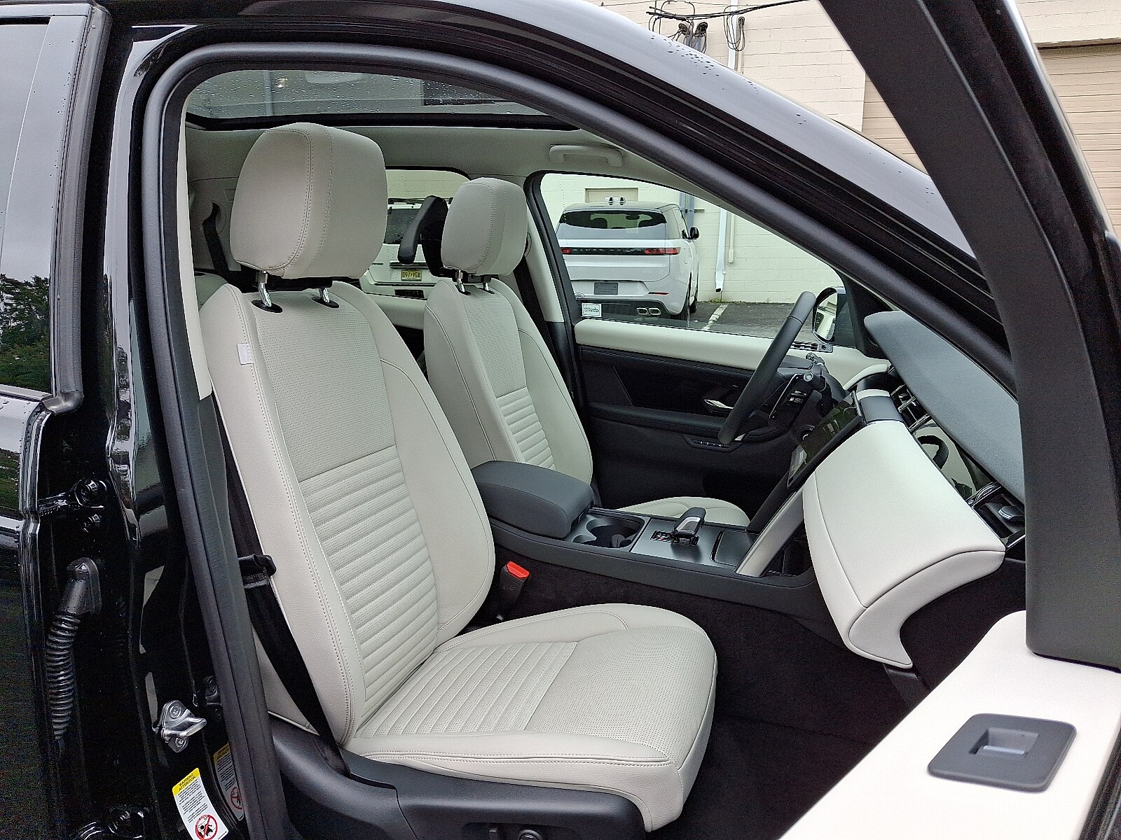 2024 Land Rover Discovery Sport S photo 3