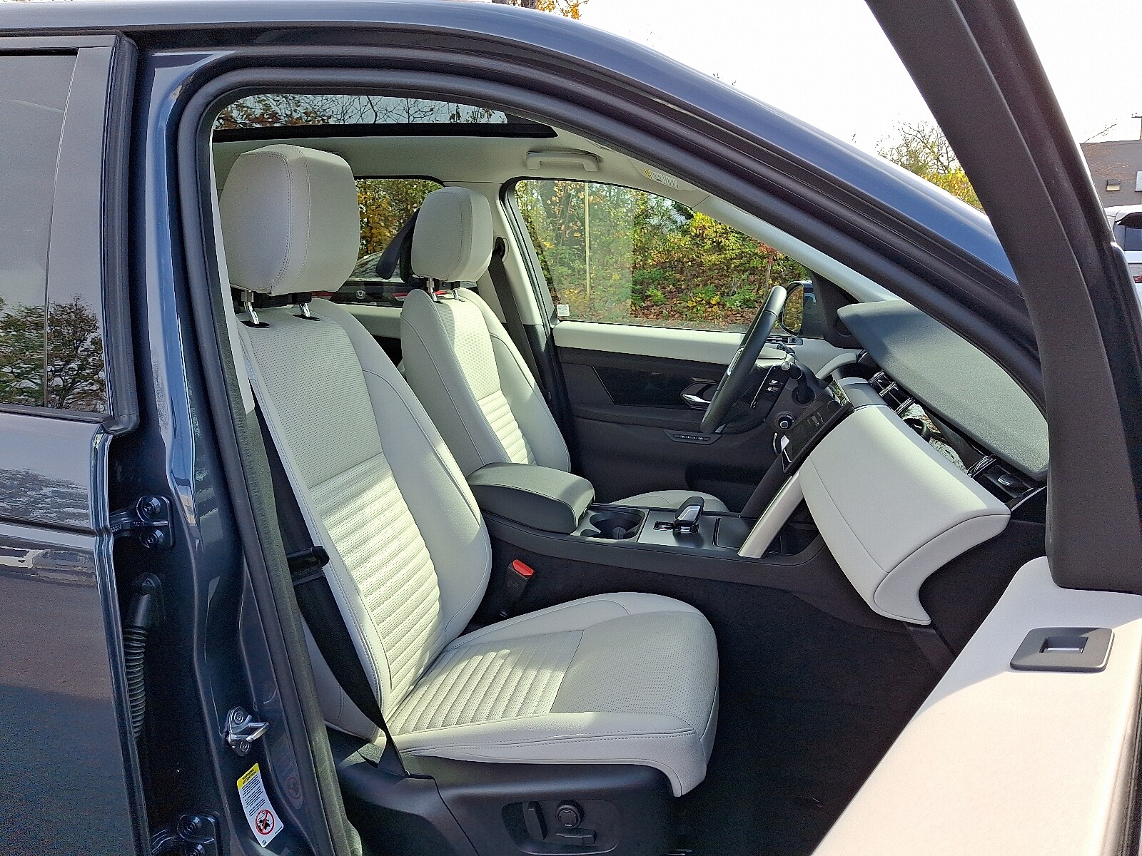 2025 Land Rover Discovery Sport S photo 3