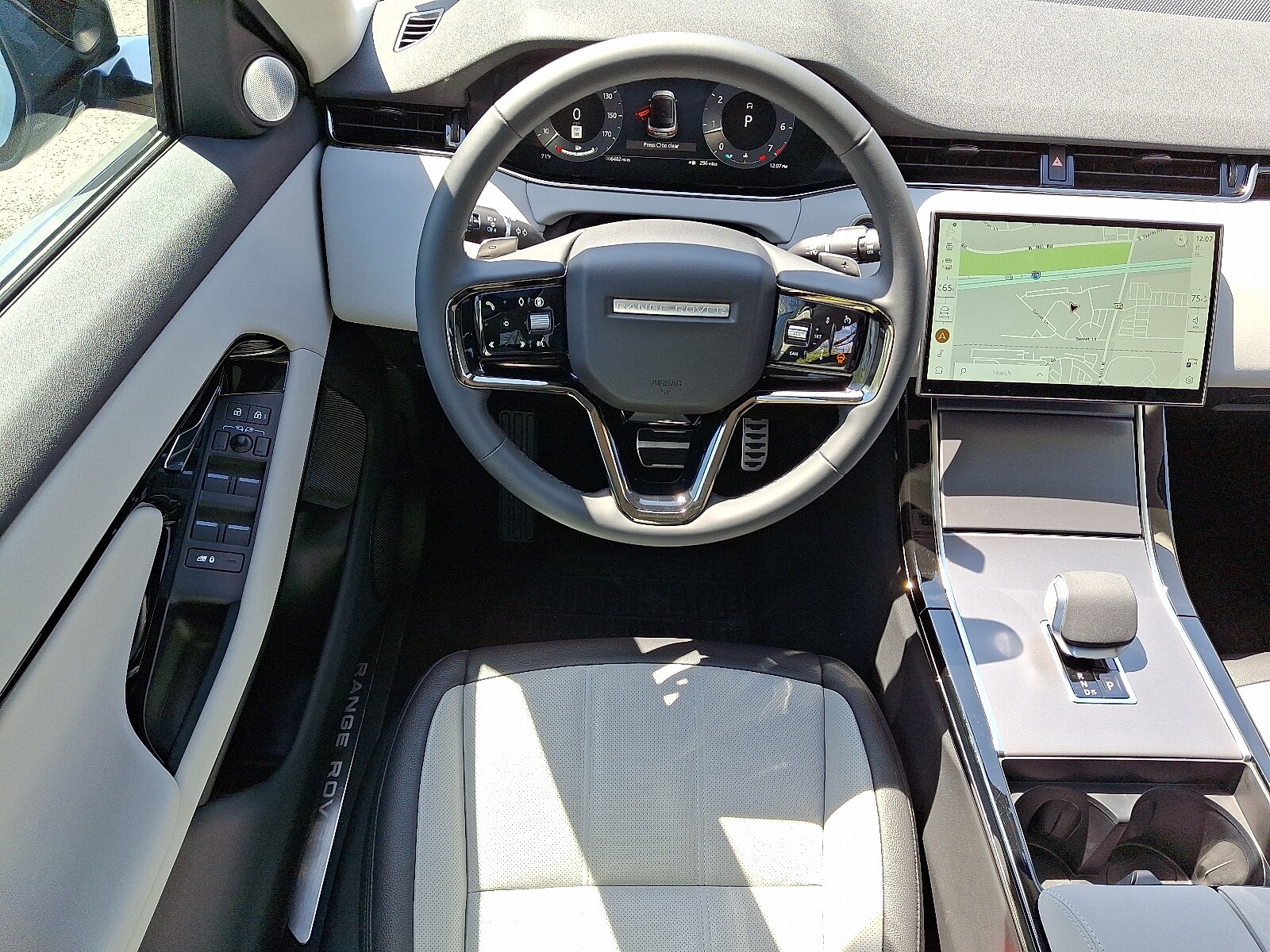 2025 Land Rover Range Rover Evoque Dynamic SE photo 4