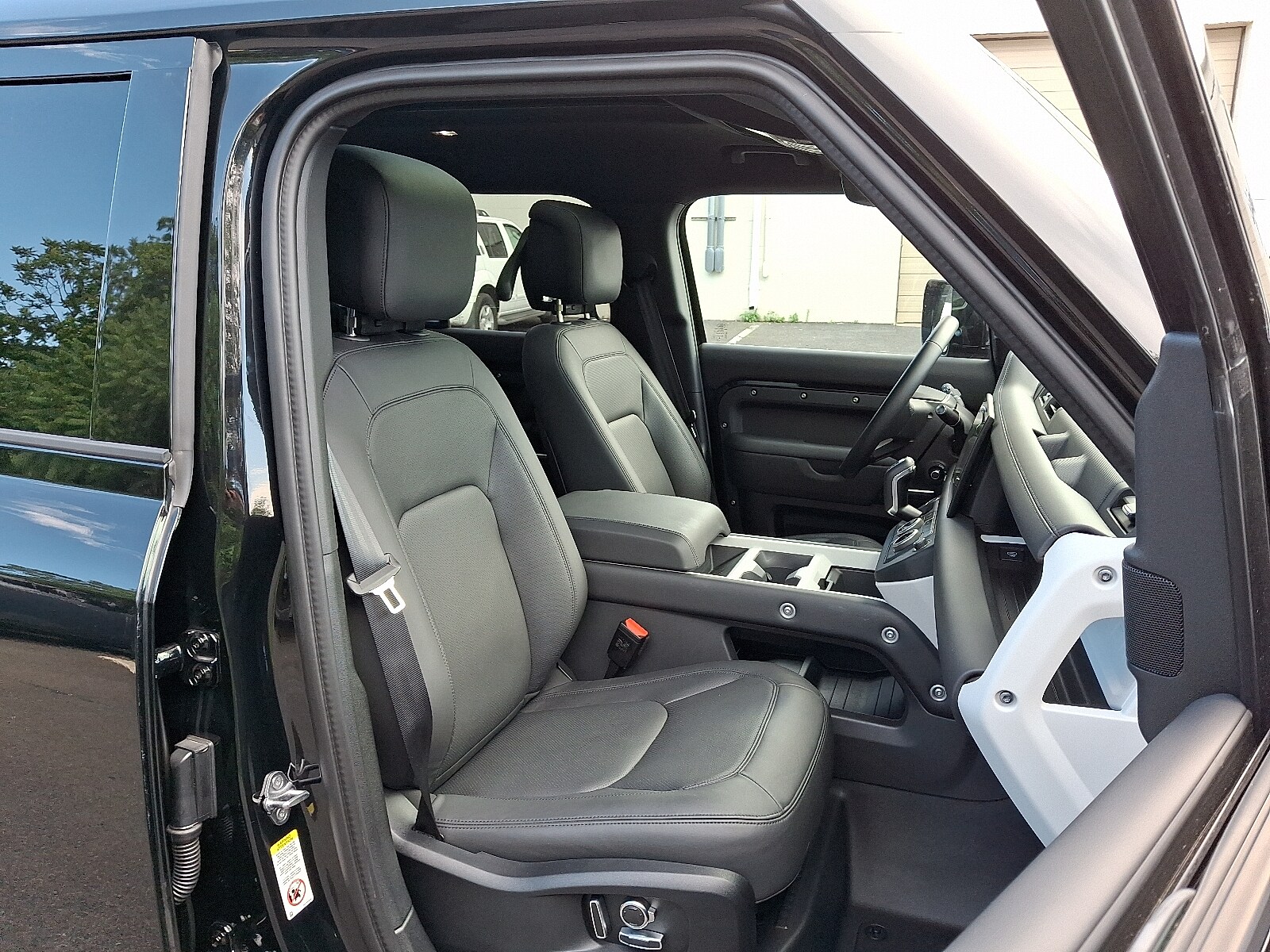 2025 Land Rover Defender X-Dynamic SE photo 3