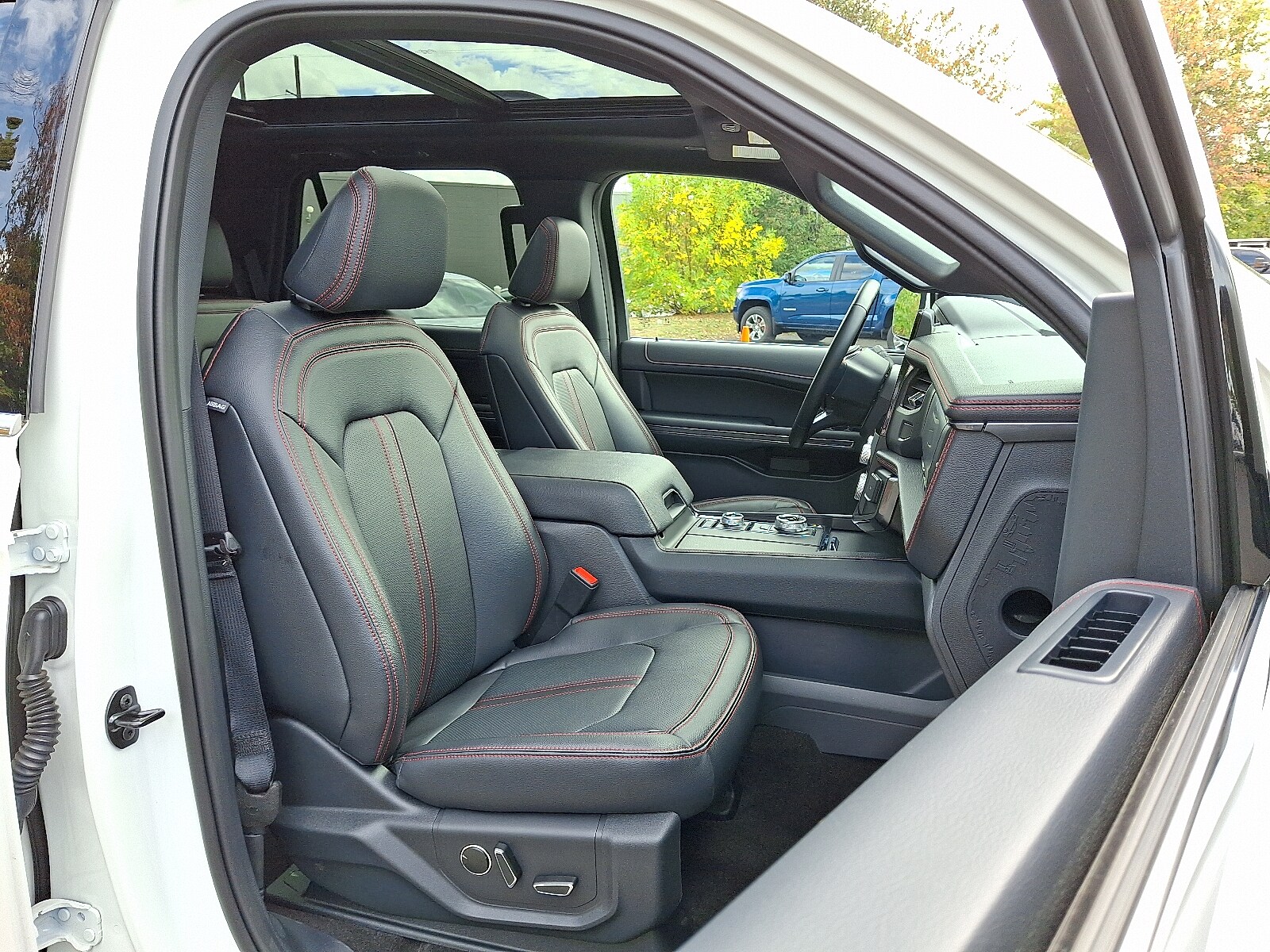 2023 Ford Expedition Limited photo 3