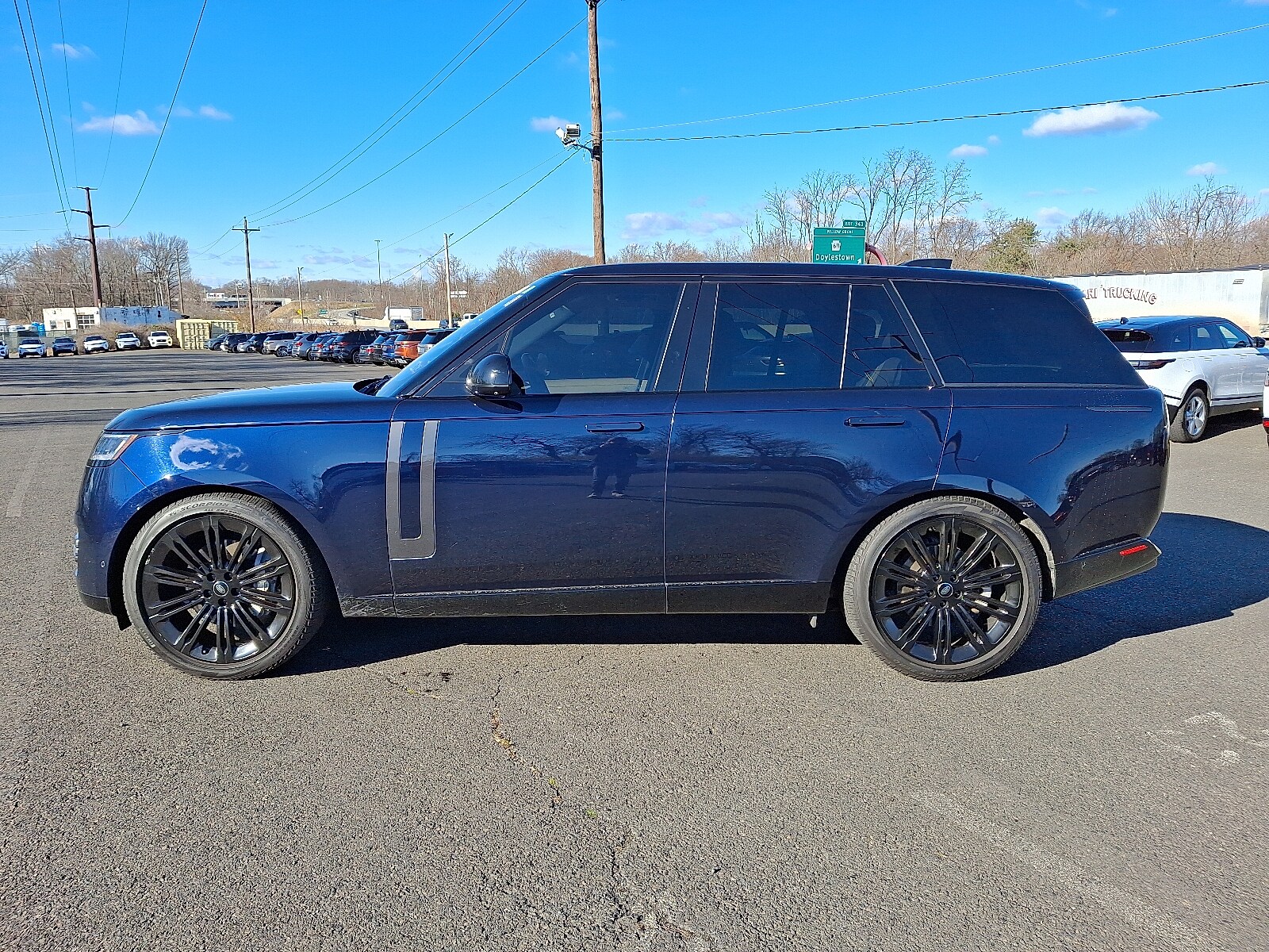 2023 Land Rover Range Rover SE photo 3