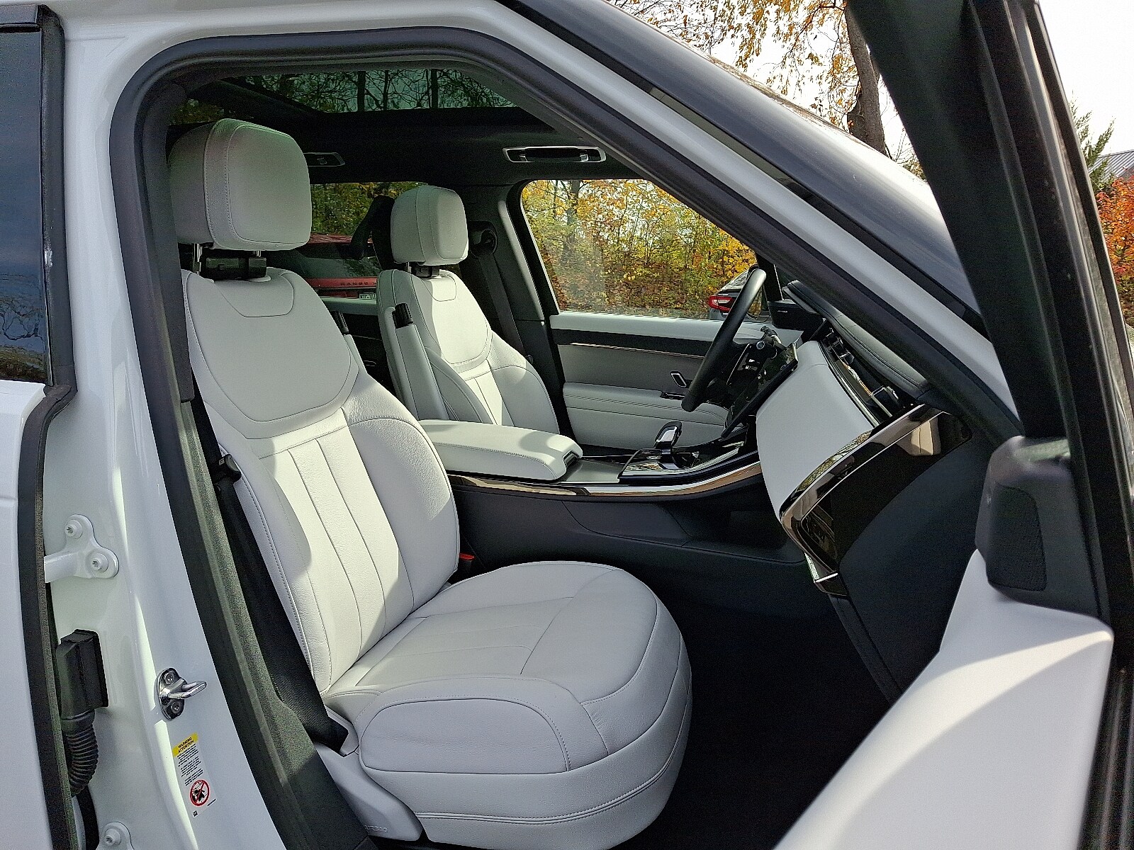 2025 Land Rover Range Rover Sport P360 S photo 3