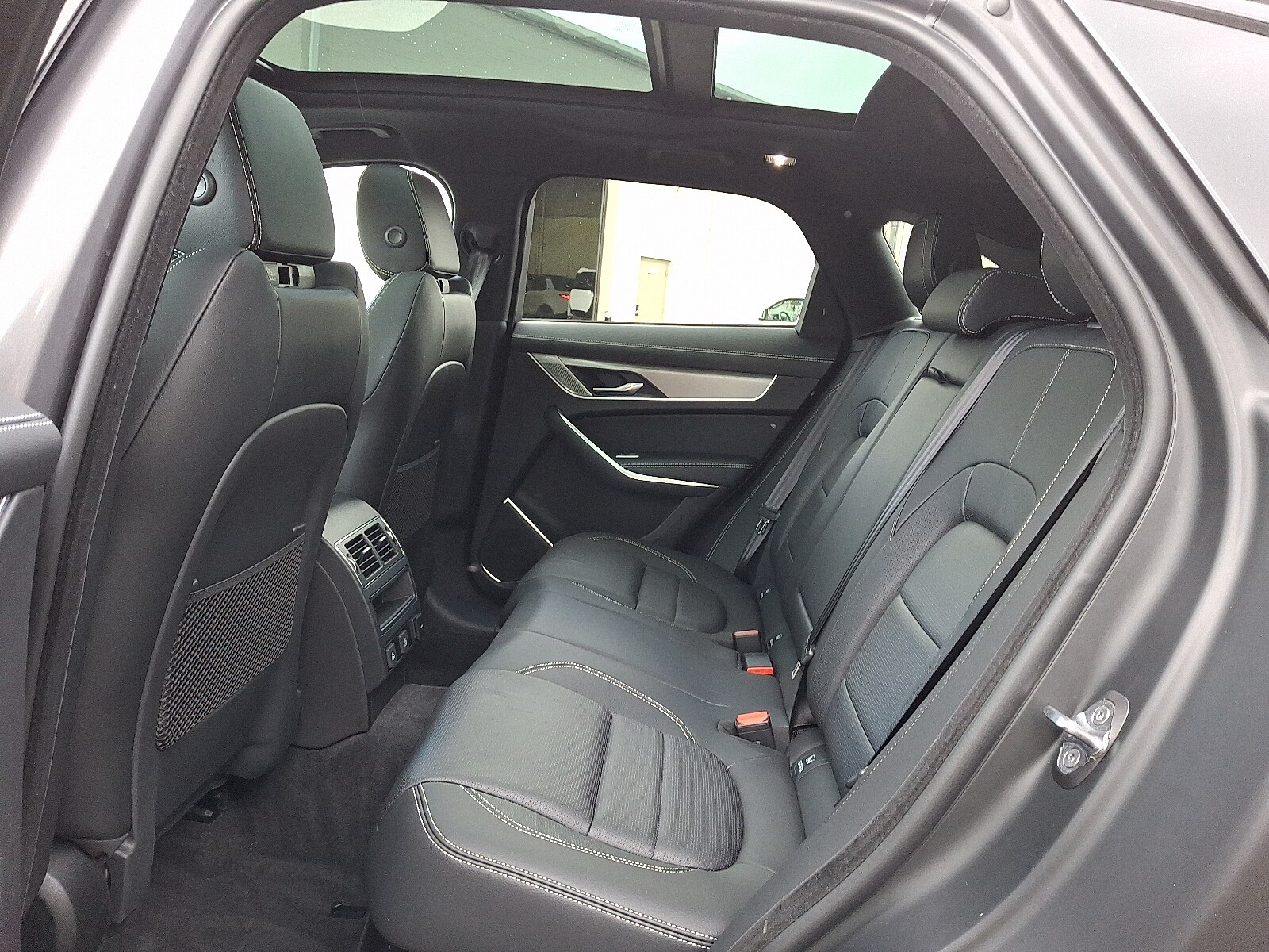 2025 Jaguar F-PACE R-Dynamic S P400 photo 4