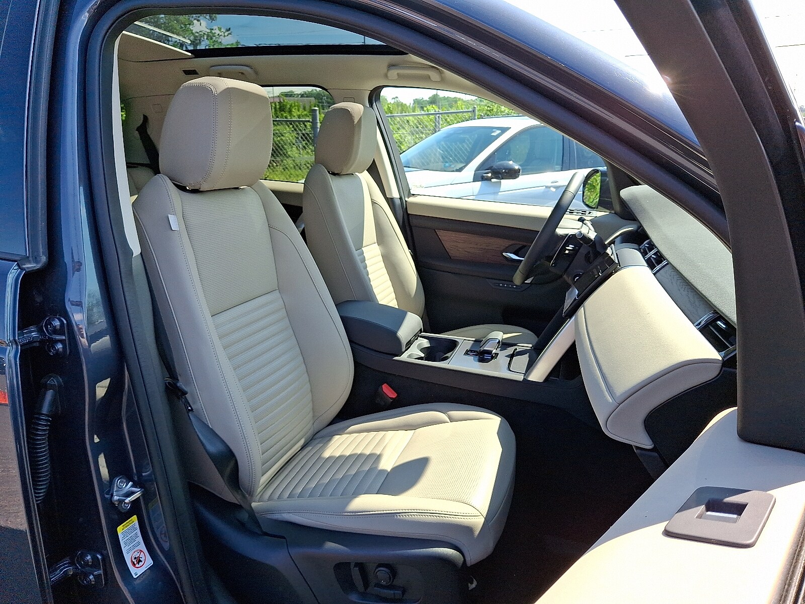 2025 Land Rover Discovery Sport S photo 3