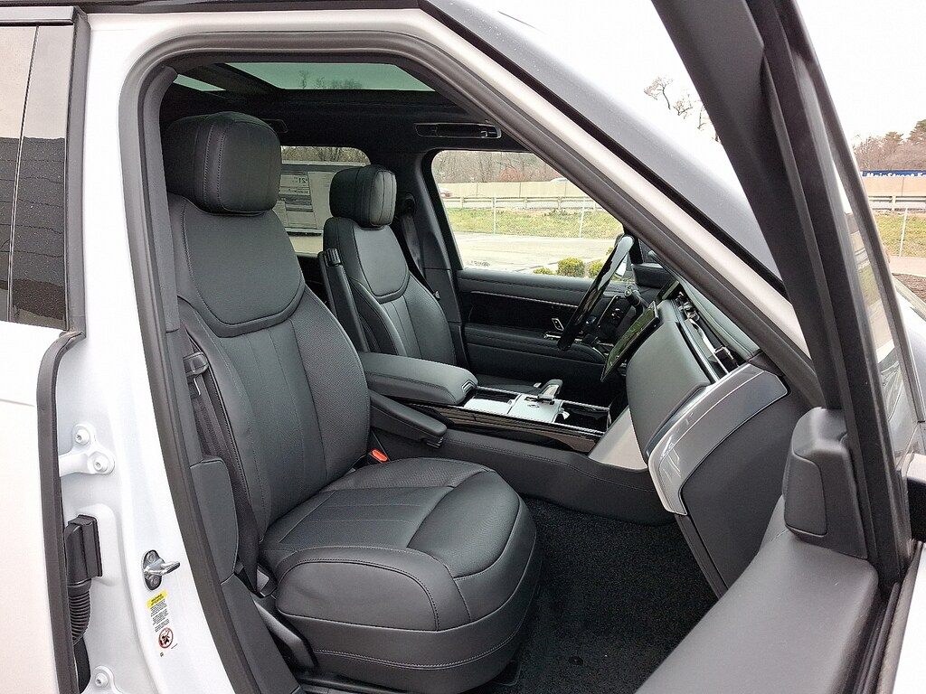 New 2025 Land Rover Range Rover P400 SE Sport Utility