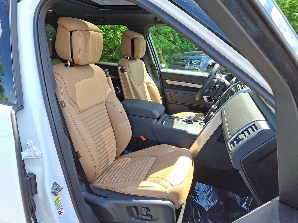 Certified 2025 Land Rover Discovery P360 Dynamic SE Sport Utility