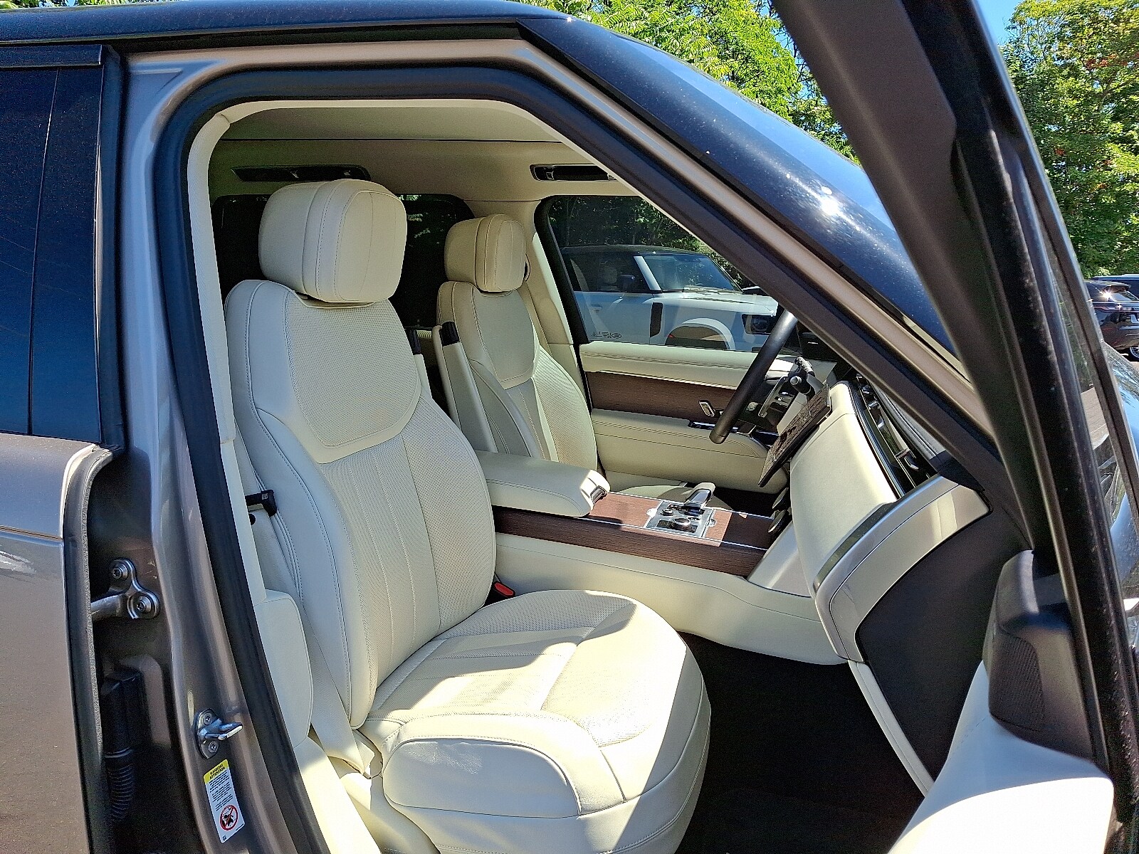 2023 Land Rover Range Rover SE photo 2