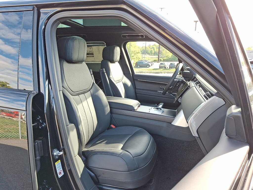 New 2025 Land Rover Range Rover P530 SE Sport Utility