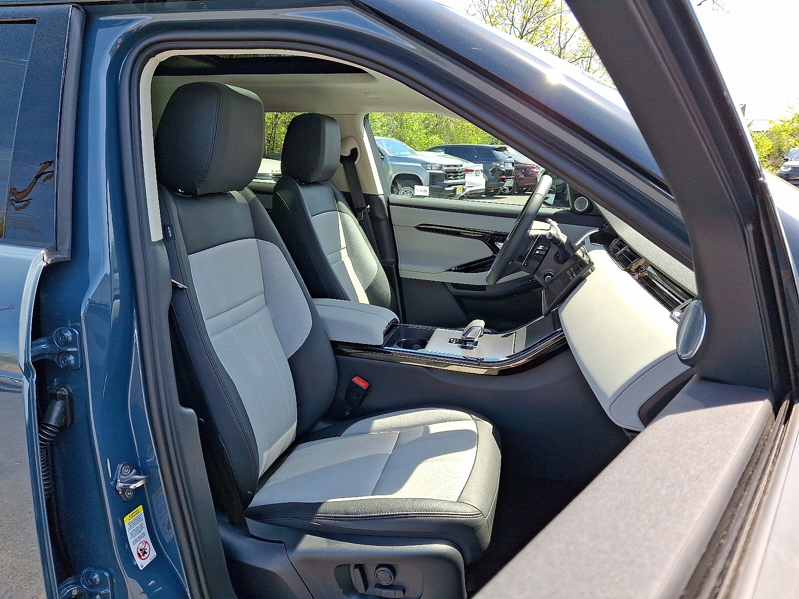 2025 Land Rover Range Rover Evoque Dynamic SE photo 3
