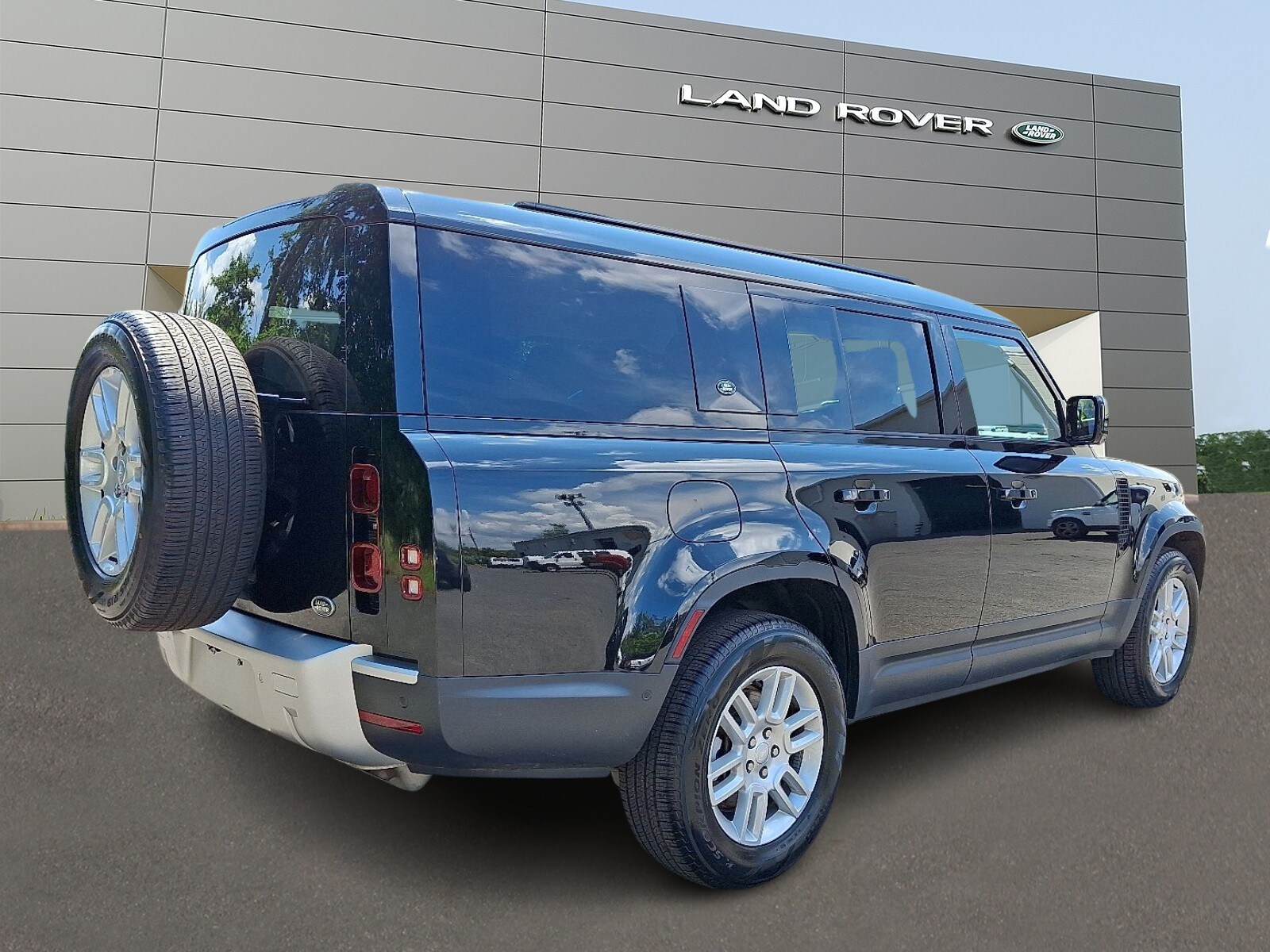 2023 Land Rover Defender 130 S photo 2