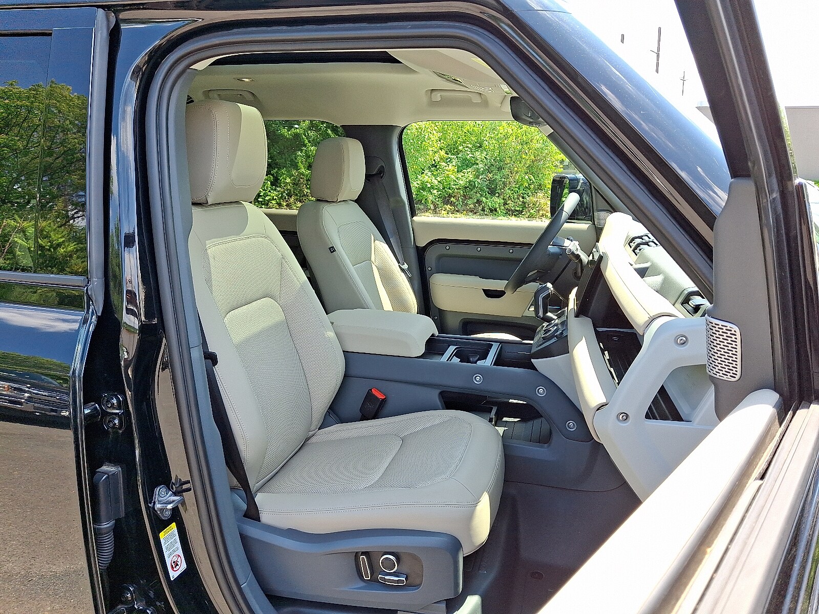 2023 Land Rover Defender 130 S photo 3