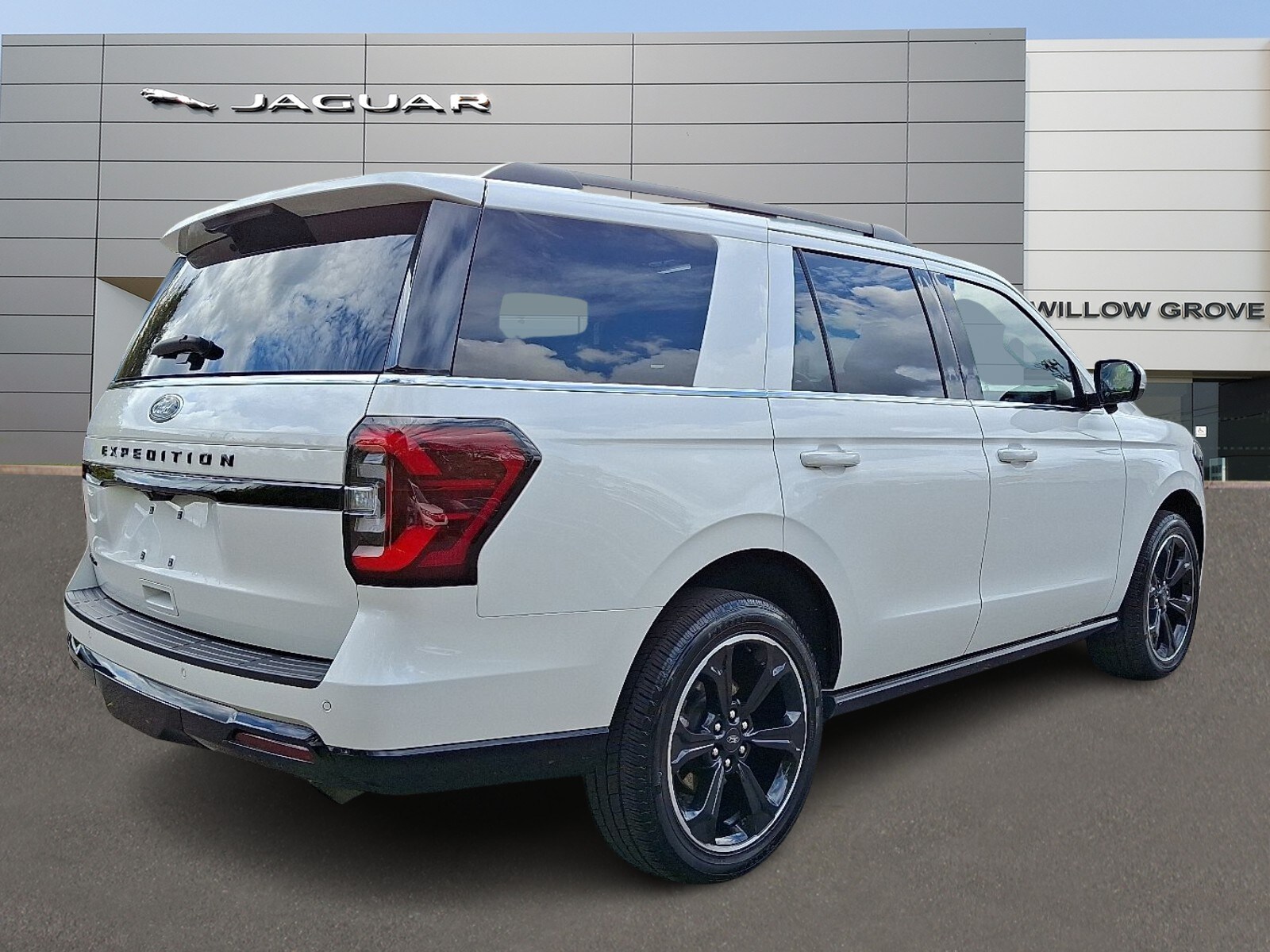 2023 Ford Expedition Limited photo 2