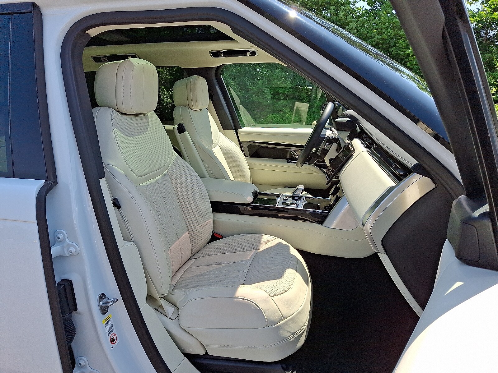 2023 Land Rover Range Rover SE photo 3