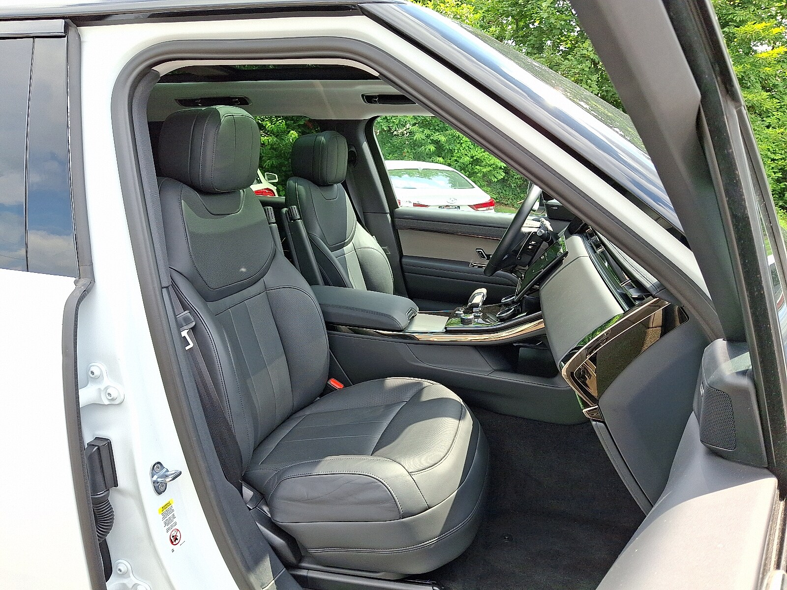2023 Land Rover Range Rover Sport SE photo 3