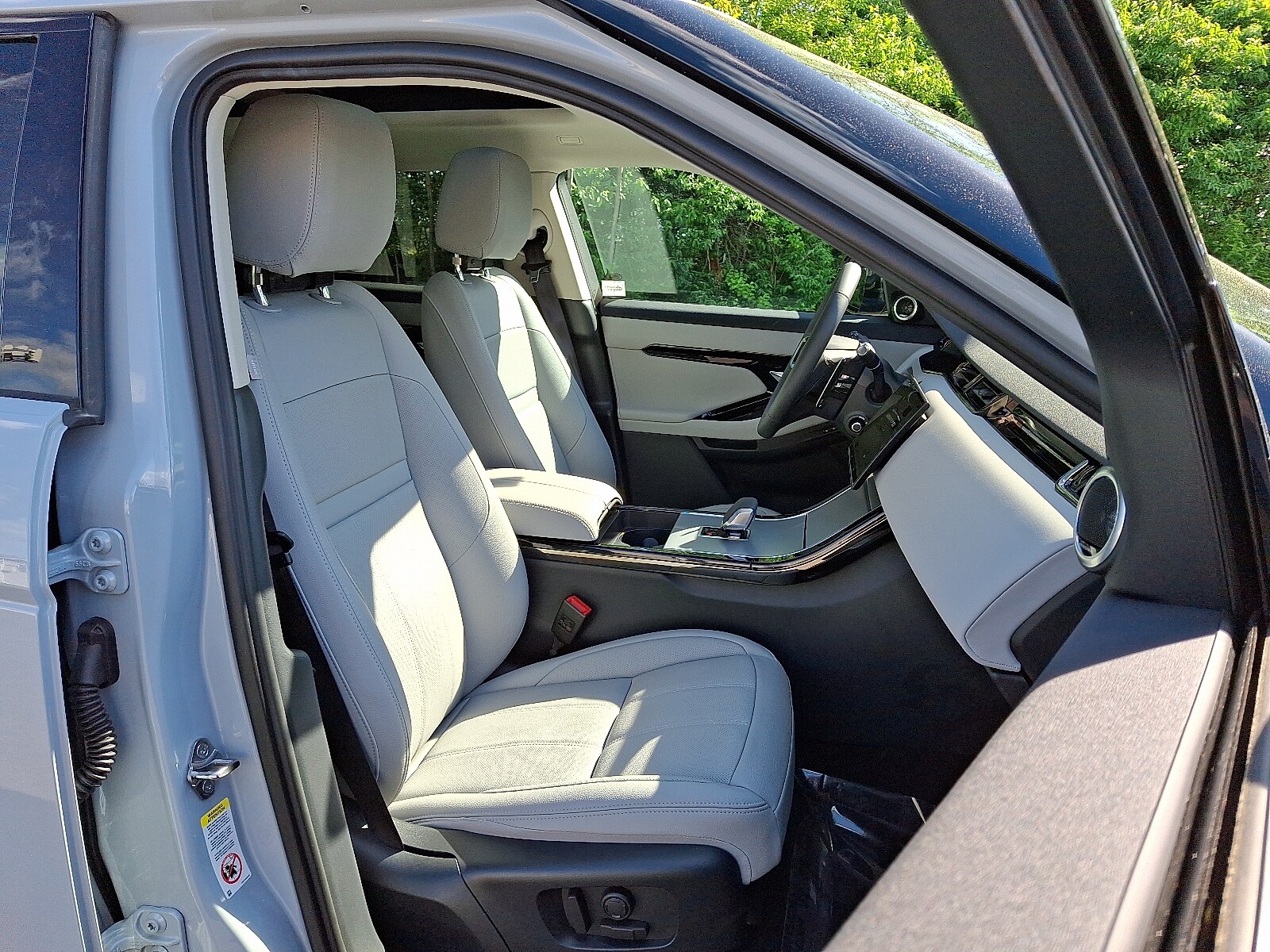 2024 Land Rover Range Rover Evoque S photo 3