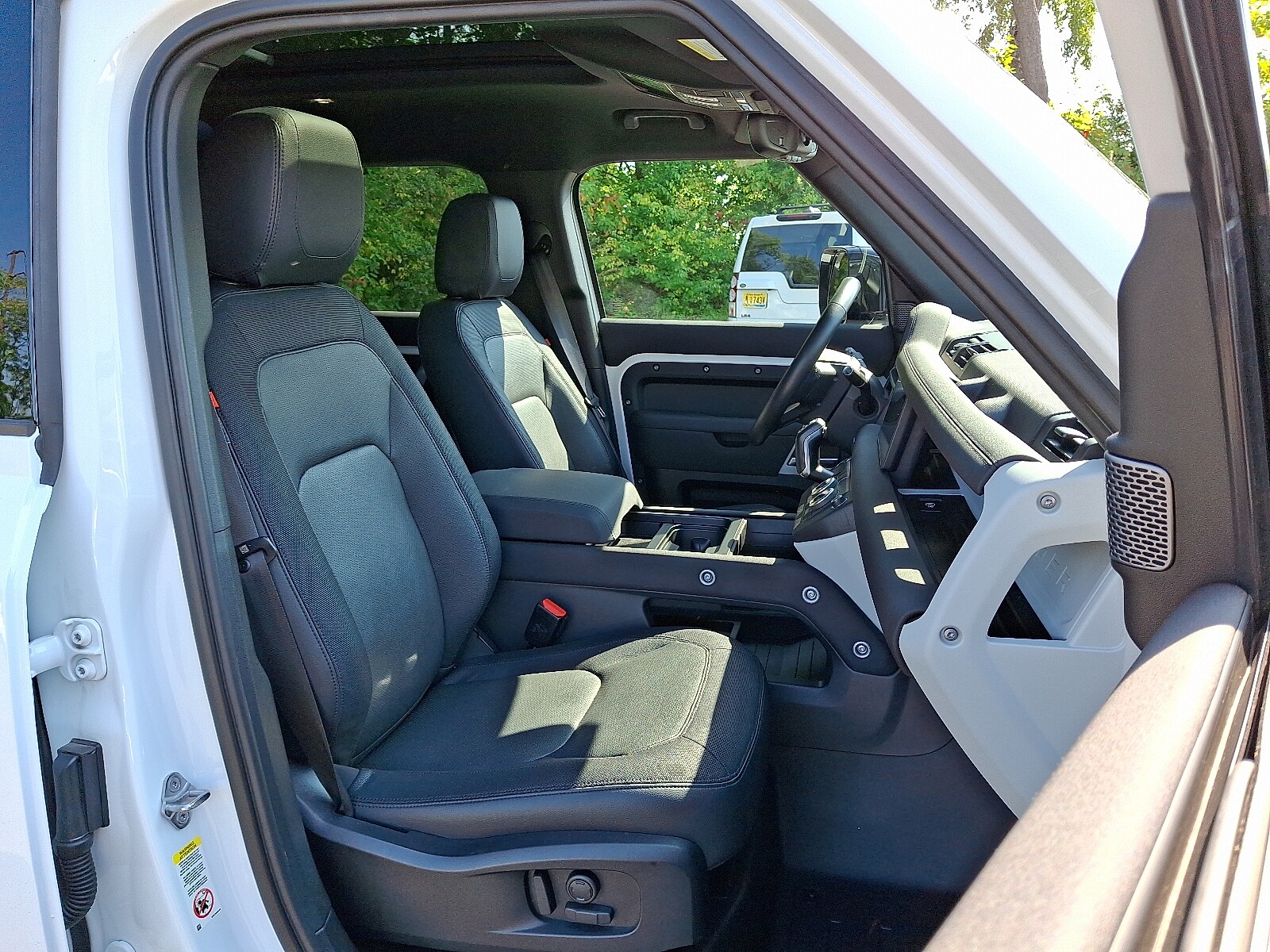 2023 Land Rover Defender 110 X-Dynamic SE photo 2