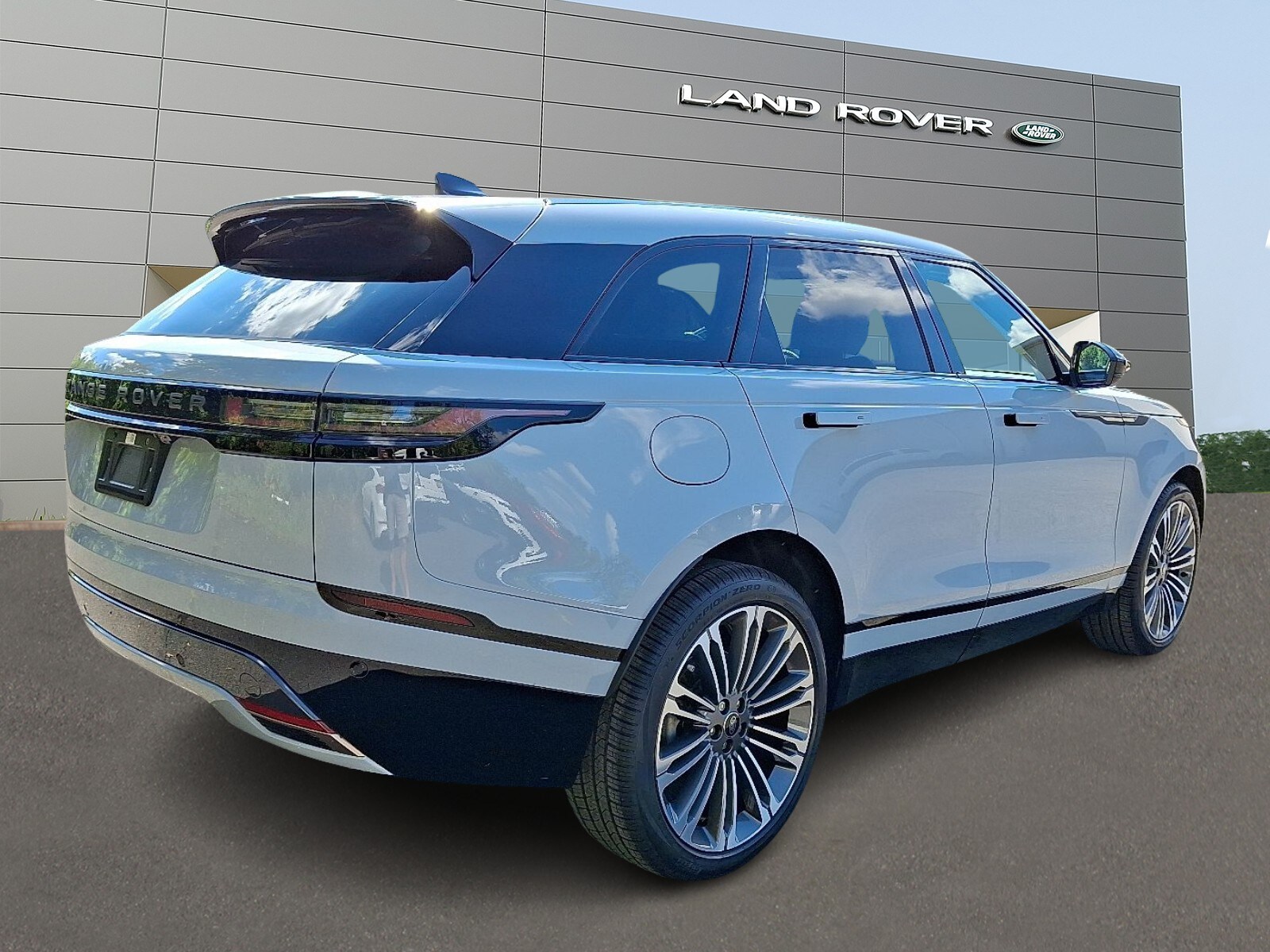2025 Land Rover Range Rover Velar P400 Dynamic SE photo 2