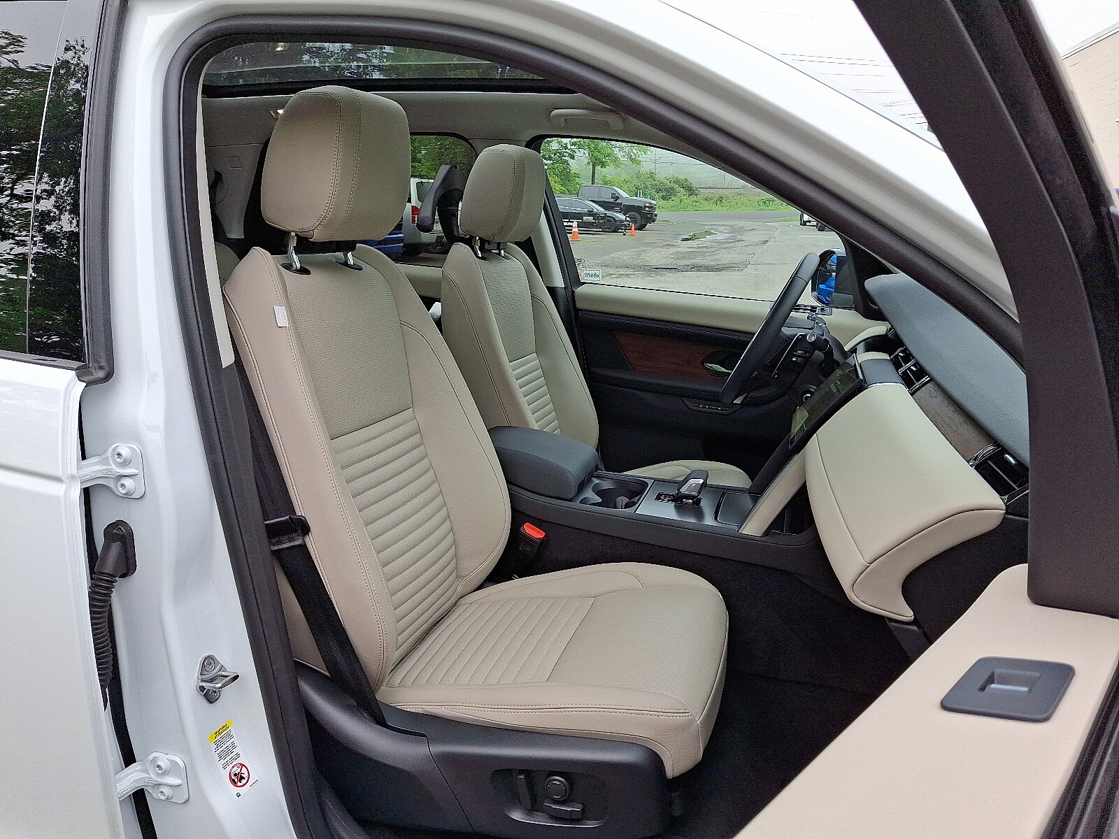2024 Land Rover Discovery Sport S photo 3